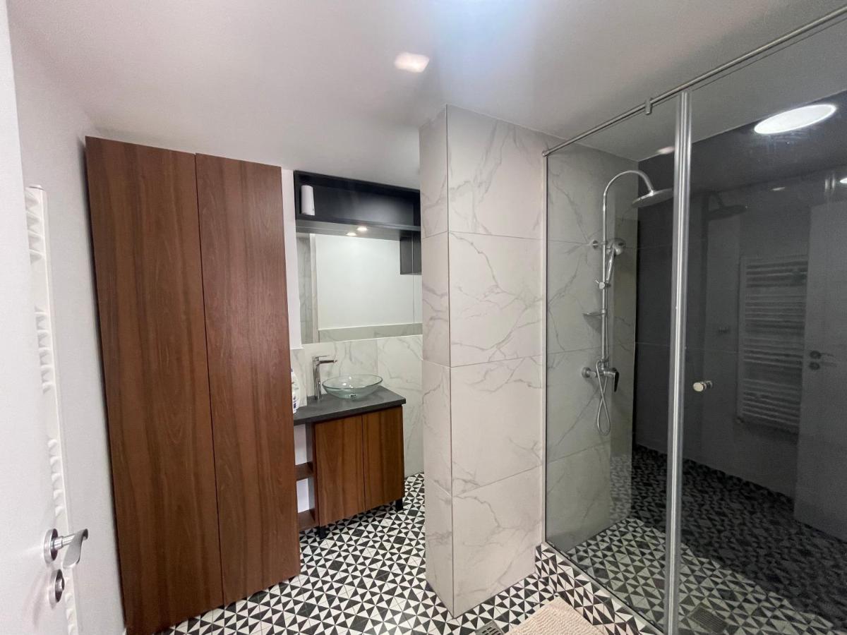 Elegant Two Bedrooms Apartment *