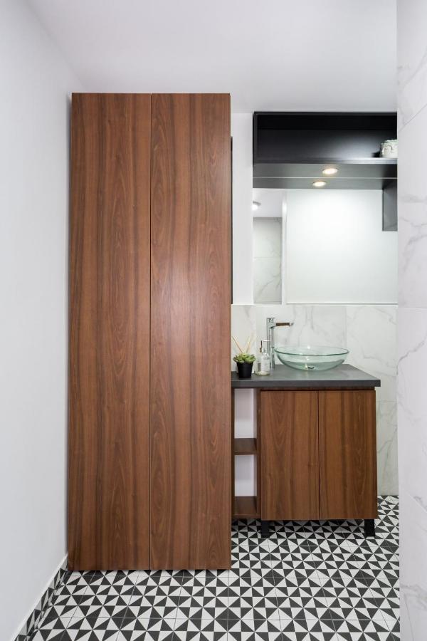 Elegant Two Bedrooms Apartment *